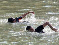 Paris mayor swims in Seine to prove water purity for Games｜为证水质达标 巴黎市长将在塞纳河中游泳