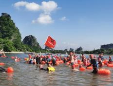 昨日，全国千名游泳爱好者畅游漓江