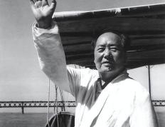 1954年毛主席周恩来一同视察武汉时，笑问王任重：长江可以游泳吗