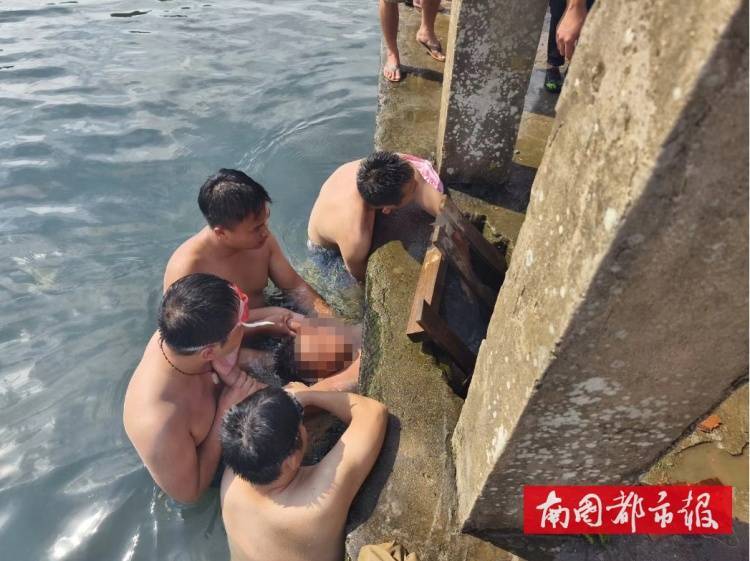 惊险！海口一男孩游泳不慎被卡堤坝排水口，水流湍急……