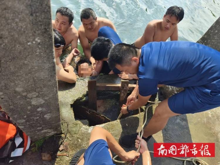 惊险！海口一男孩游泳不慎被卡堤坝排水口，水流湍急……