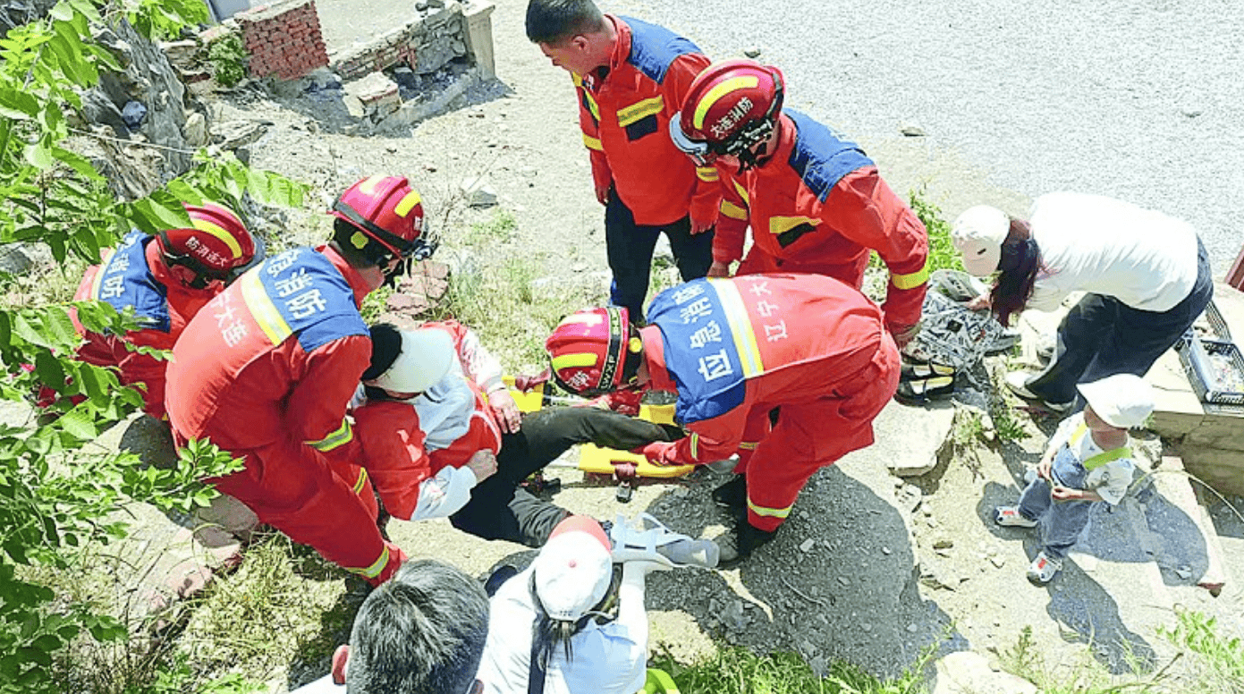 六旬老人下海游泳受伤被困