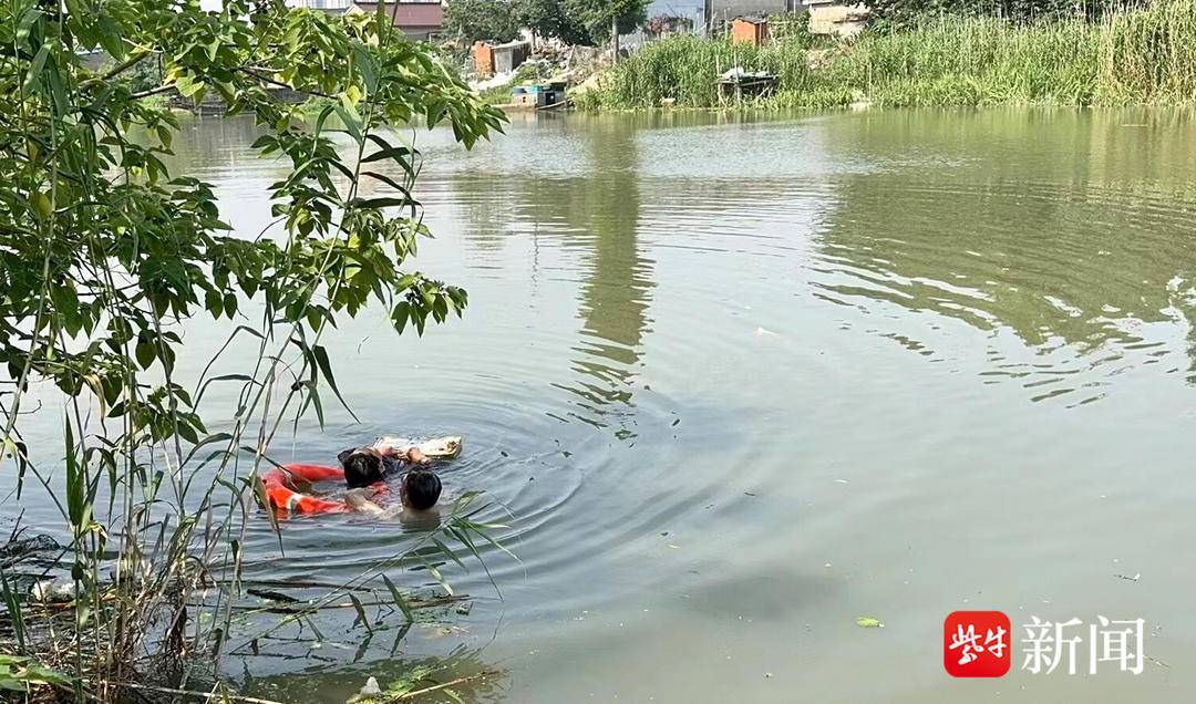 八旬老太大河中央挣扎，游泳健将民警劈波斩浪快速接近