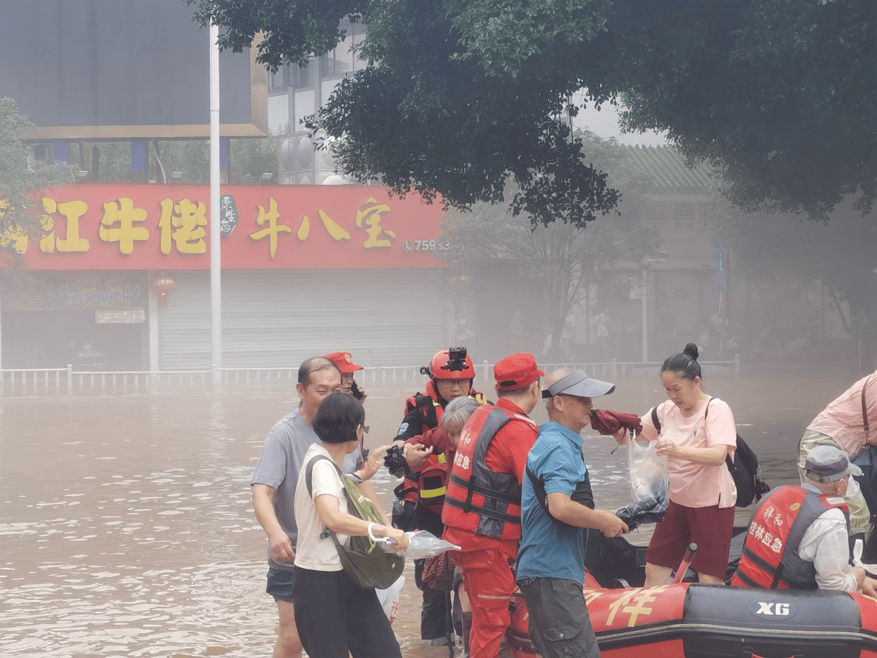 桂林大水潜水教练游泳救人，还被游客骂