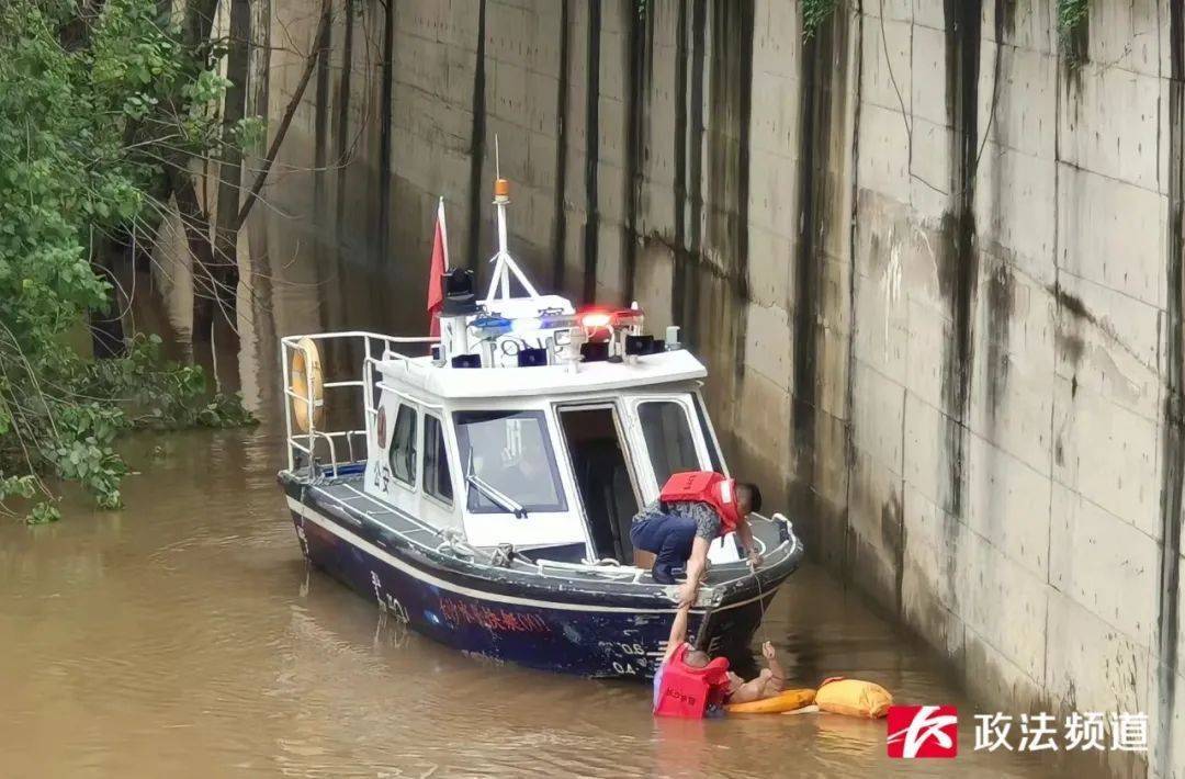 太危险！80岁游泳爱好者野泳体力不支……