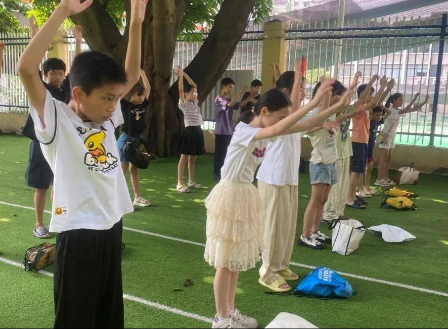 游泳课程进校园 强身健体促成长——铝城小学六年级游泳课