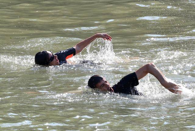 Paris mayor swims in Seine to prove water purity for Games｜为证水质达标 巴黎市长将在塞纳河中游泳