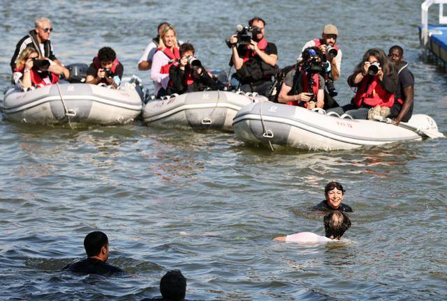 Paris mayor swims in Seine to prove water purity for Games｜为证水质达标 巴黎市长将在塞纳河中游泳