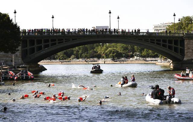 Paris mayor swims in Seine to prove water purity for Games｜为证水质达标 巴黎市长将在塞纳河中游泳