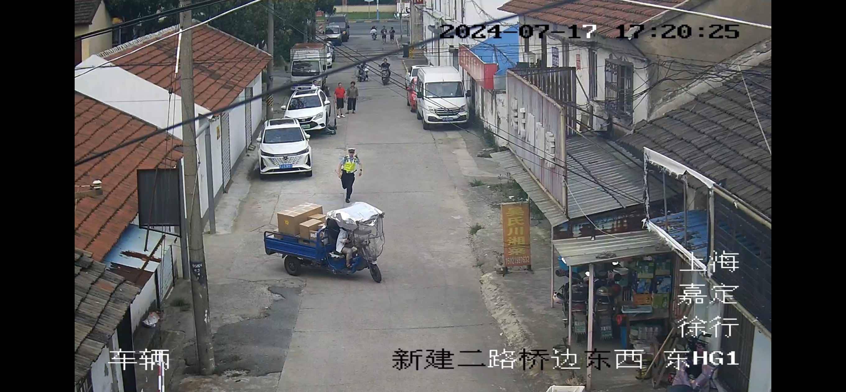 在逃人员狂奔+两次跳河，但遇上了喜欢马拉松与游泳的民警