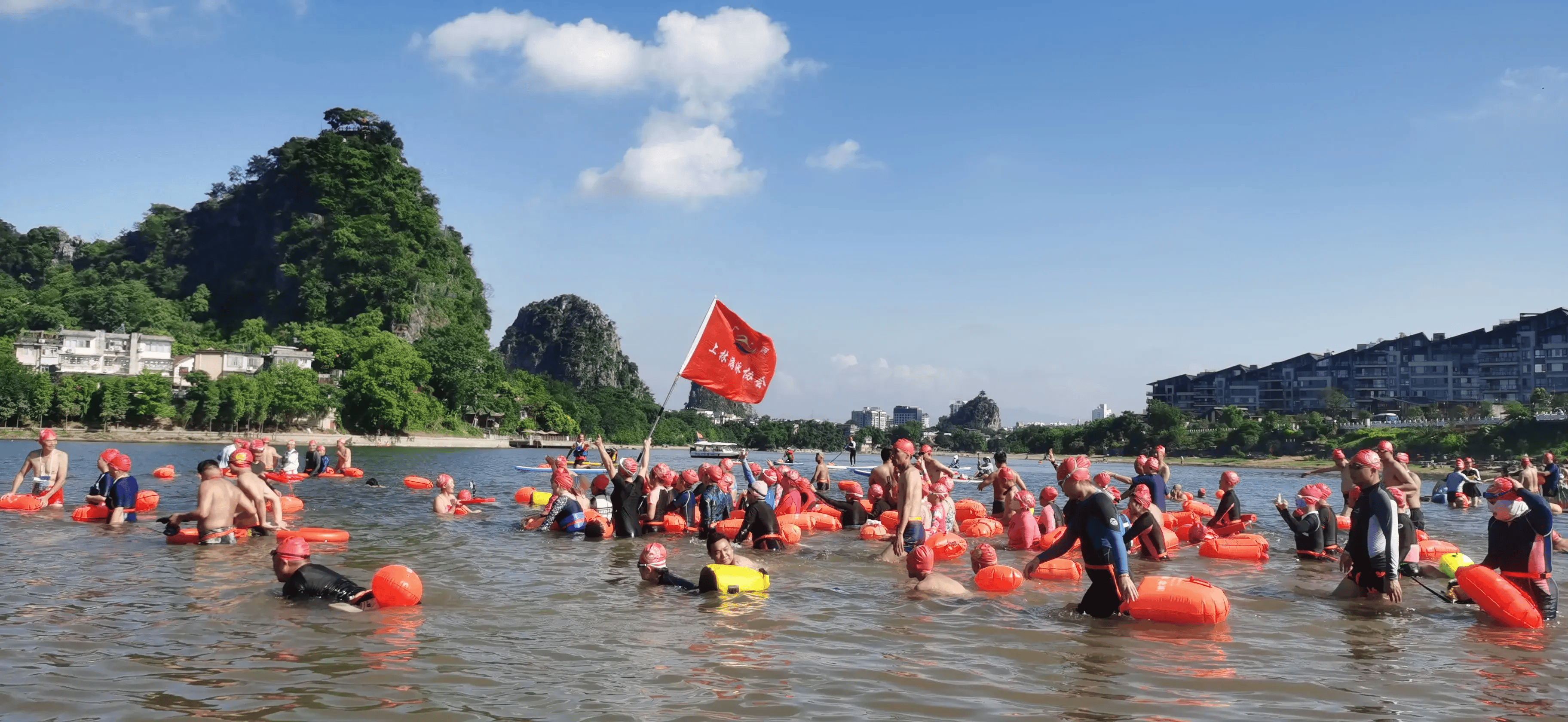 昨日，全国千名游泳爱好者畅游漓江