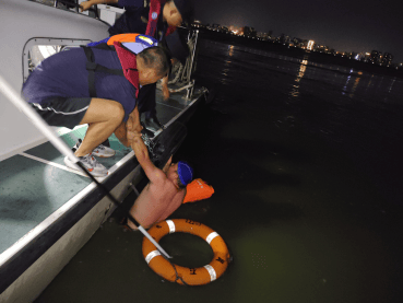 鄂州海事夜间成功救助体力不支游泳市民