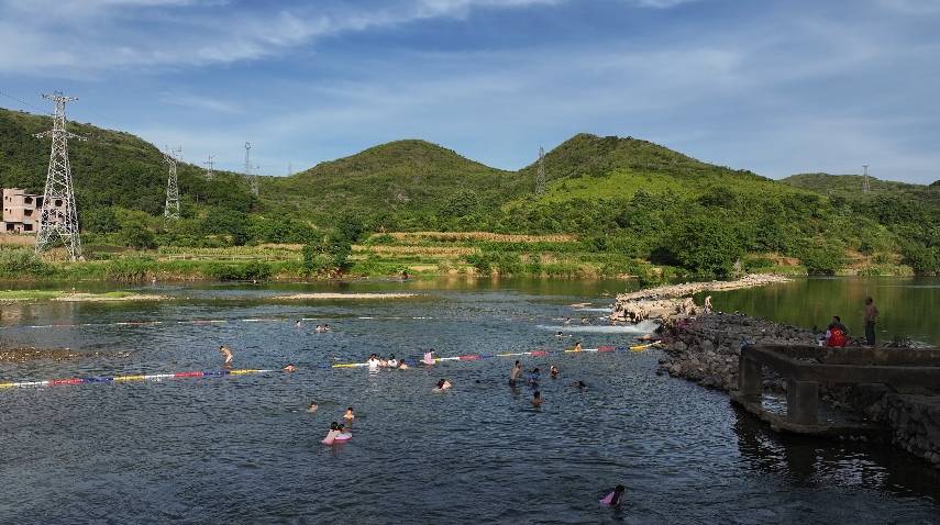 江华：畅游天然游泳场 安全亲水乐无穷