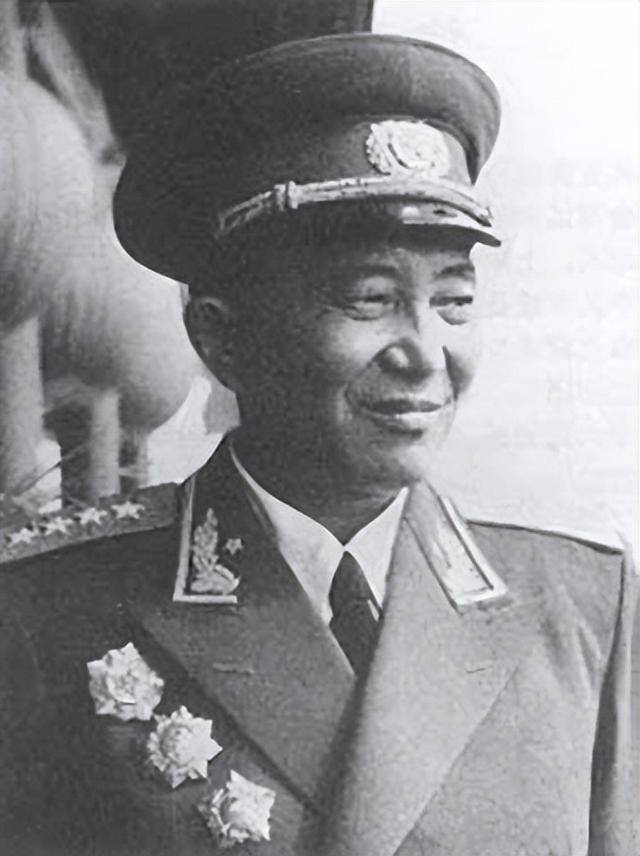 1954年毛主席周恩来一同视察武汉时，笑问王任重：长江可以游泳吗