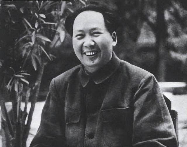 1954年毛主席周恩来一同视察武汉时，笑问王任重：长江可以游泳吗