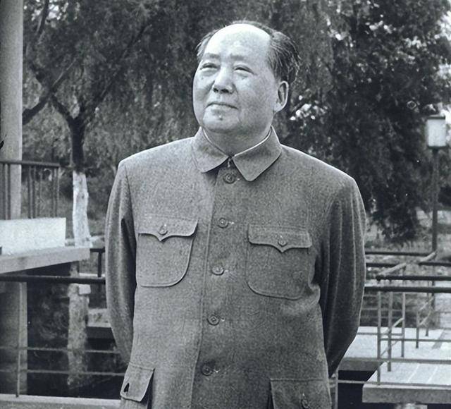 1954年毛主席周恩来一同视察武汉时，笑问王任重：长江可以游泳吗