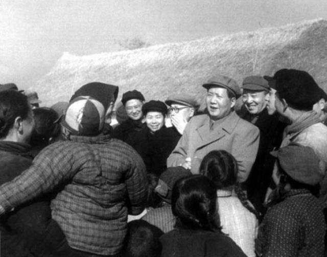 1954年毛主席周恩来一同视察武汉时，笑问王任重：长江可以游泳吗