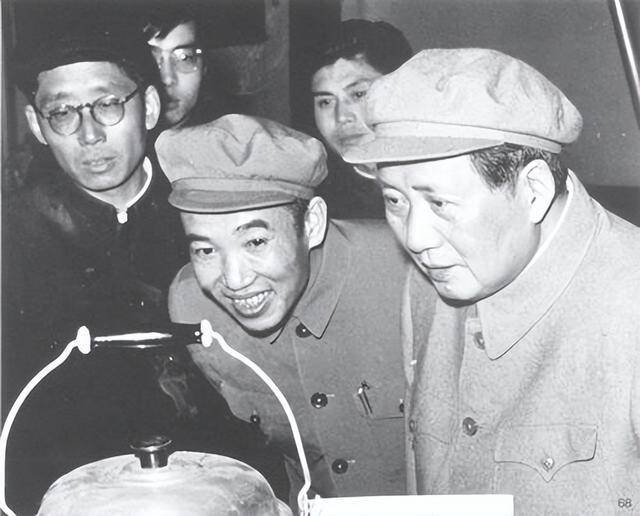 1954年毛主席周恩来一同视察武汉时，笑问王任重：长江可以游泳吗