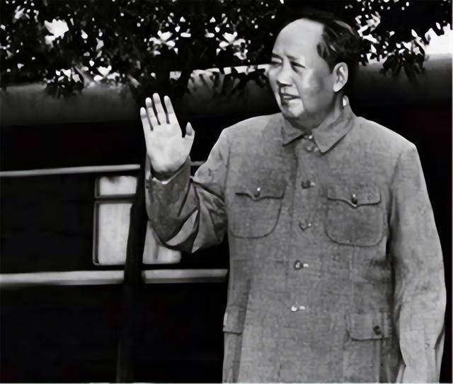 1954年毛主席周恩来一同视察武汉时，笑问王任重：长江可以游泳吗