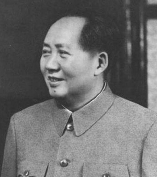 1954年毛主席周恩来一同视察武汉时，笑问王任重：长江可以游泳吗