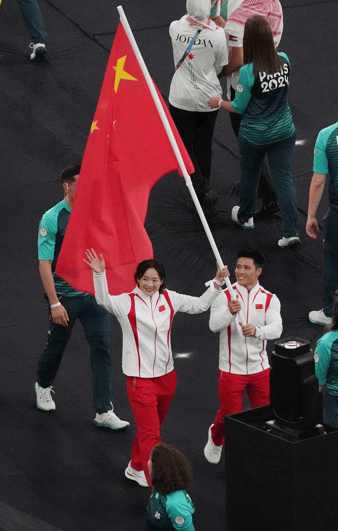 孙颖莎登台，阿汤哥从天而降……巴黎奥运会闭幕