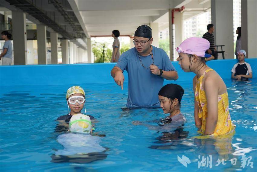 让小学生“人人会游泳，个个会自救”