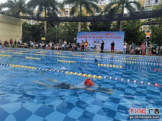 天等县举办中小学生游泳赛事 助学生提高水中自救能力