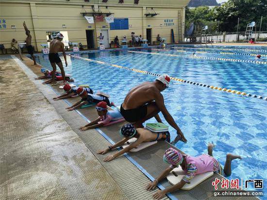 天等县举办中小学生游泳赛事 助学生提高水中自救能力